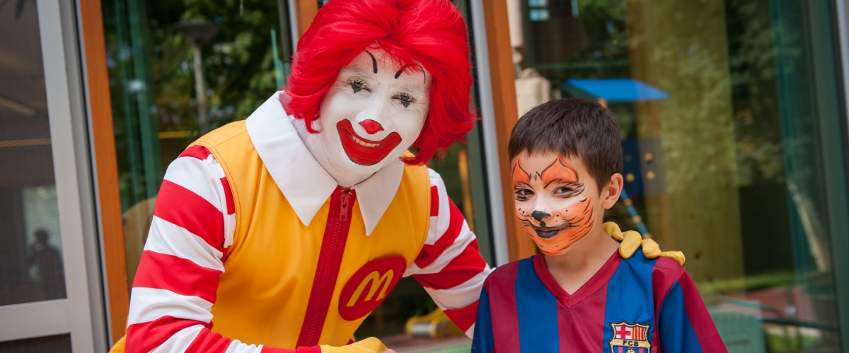McDonalds bohóc egy ki festett arcú kisfiúval