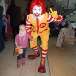 McDonalds bohóc egy kislánnyal
