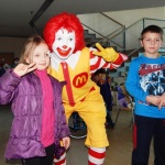 McDonalds bohóc egy kislánnyal és egy fiúval