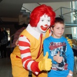 McDonalds bohóc egy fiúval