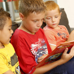 Gyerekek mesekönyvet olvasnak.