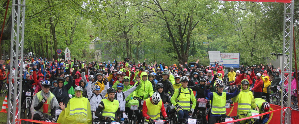 Kerékpárosok a Tour de Balaton startnál.